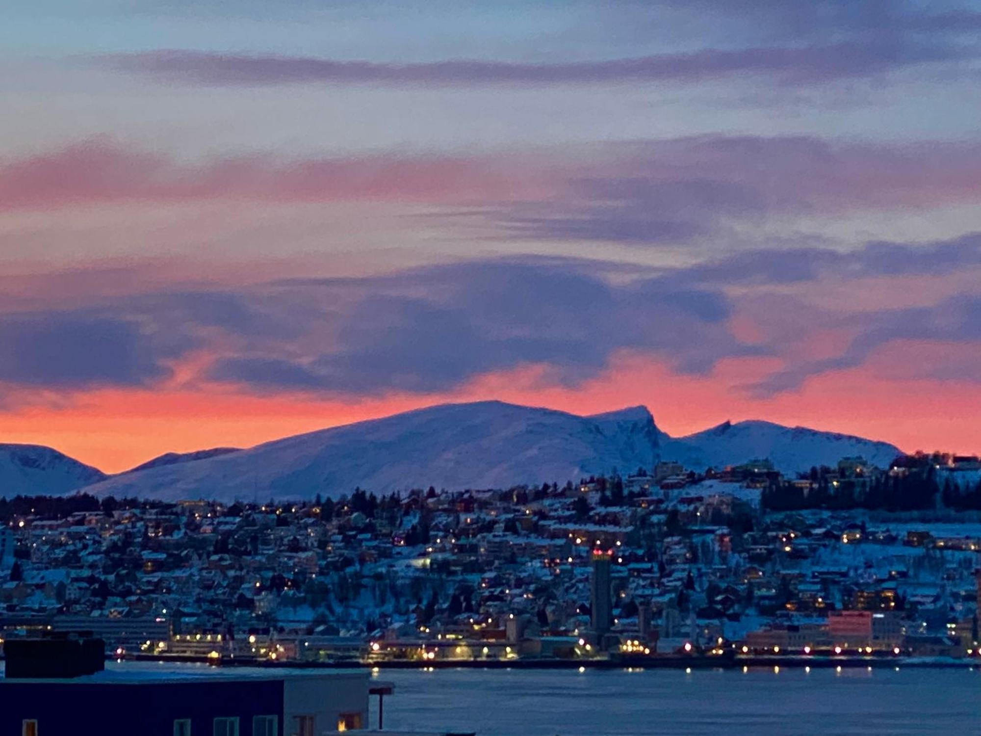 Polar Cozy Apartment - With View And Free Parking Tromso Luaran gambar
